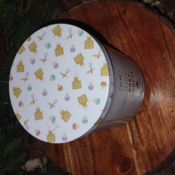 DW HOME BAKE SHOPPE HAND PURED CANDLE - Picture 2 of 4